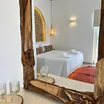 Thealos Santorini Lägenhetshotell Pýrgos