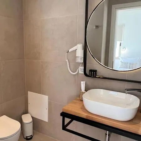 Thealos Santorini Lägenhetshotell Pýrgos
